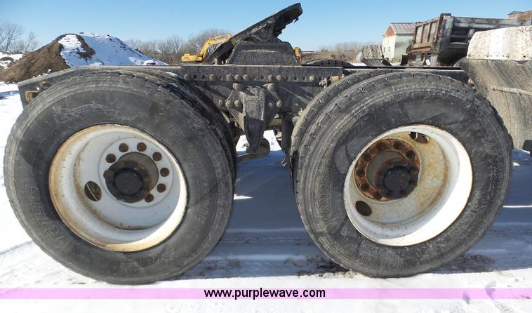 image for item J8803 2001 Freightliner Columbia 120 semi truck