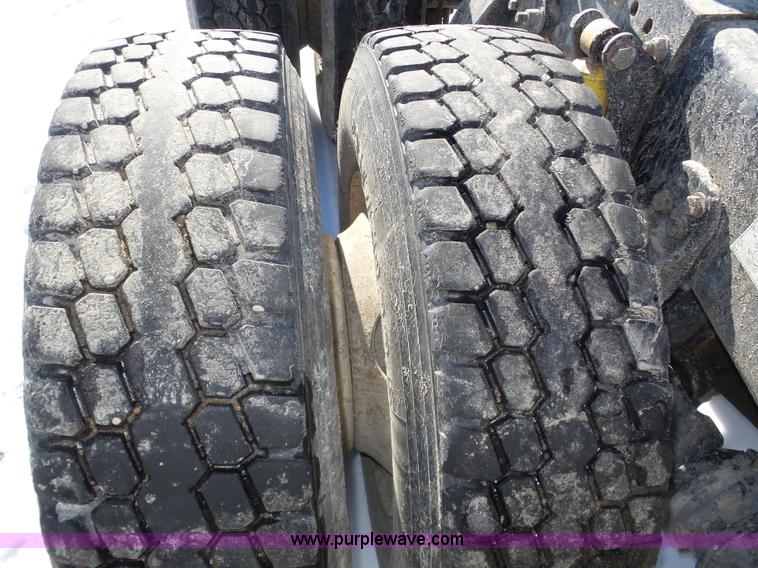 image for item J8803 2001 Freightliner Columbia 120 semi truck