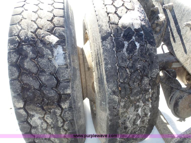 image for item J8803 2001 Freightliner Columbia 120 semi truck