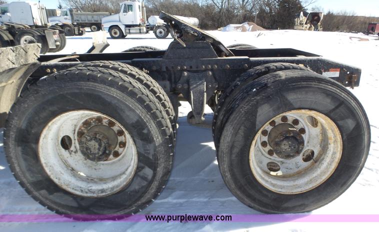 image for item J8803 2001 Freightliner Columbia 120 semi truck