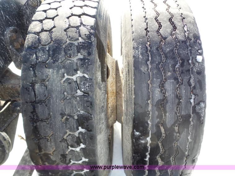 image for item J8803 2001 Freightliner Columbia 120 semi truck