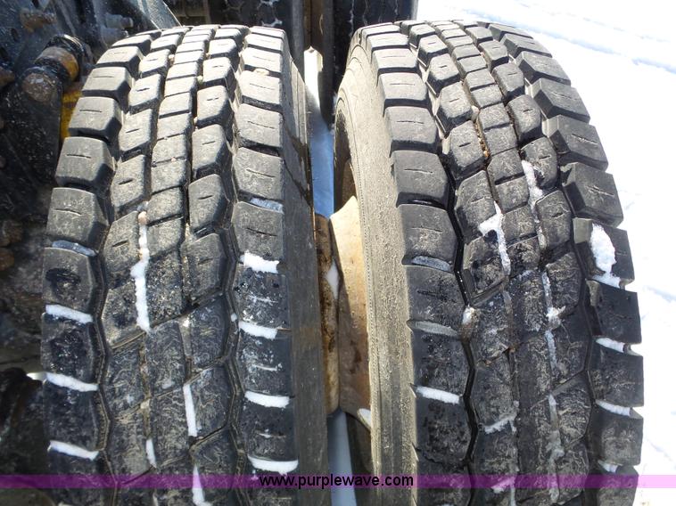 image for item J8803 2001 Freightliner Columbia 120 semi truck