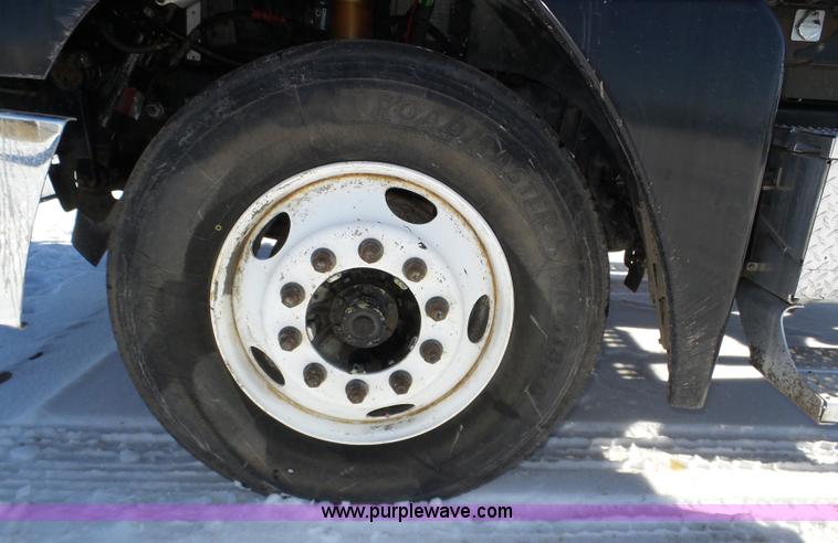 image for item J8803 2001 Freightliner Columbia 120 semi truck