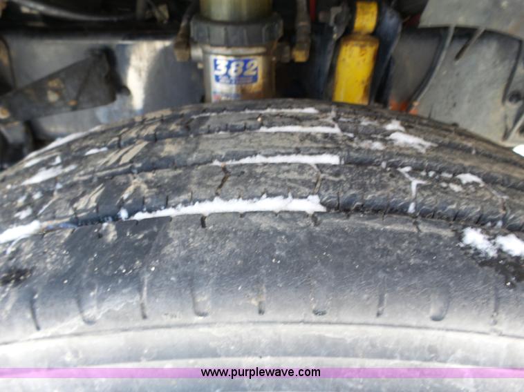 image for item J8803 2001 Freightliner Columbia 120 semi truck