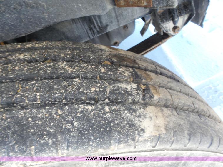 image for item J8803 2001 Freightliner Columbia 120 semi truck