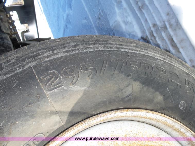 image for item J8803 2001 Freightliner Columbia 120 semi truck