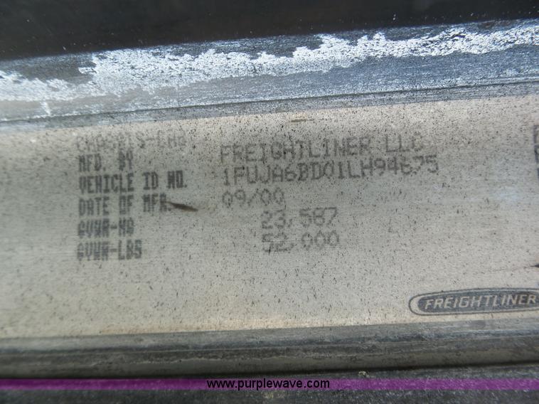 image for item J8803 2001 Freightliner Columbia 120 semi truck