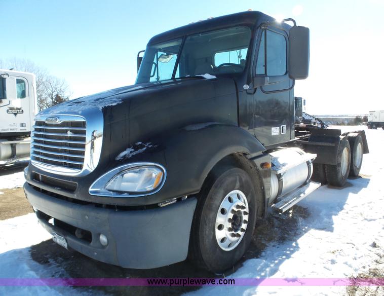 image for item J8804 2005 Freightliner Columbia semi truck