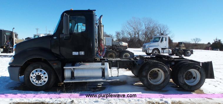 image for item J8804 2005 Freightliner Columbia semi truck
