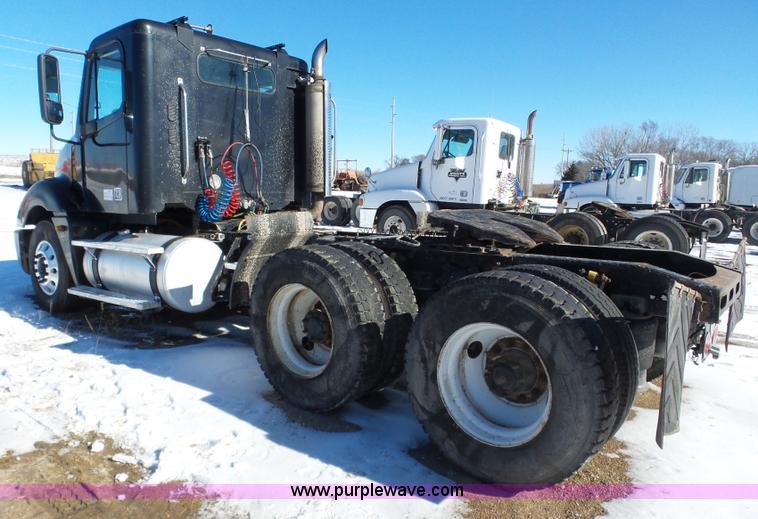 image for item J8804 2005 Freightliner Columbia semi truck