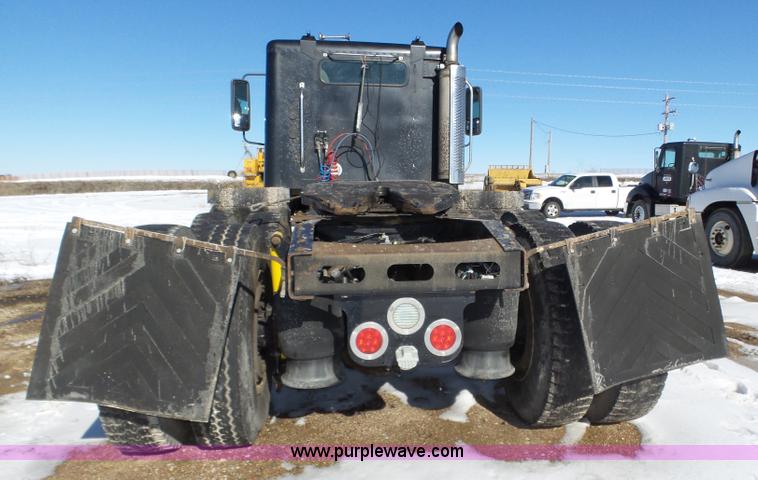 image for item J8804 2005 Freightliner Columbia semi truck