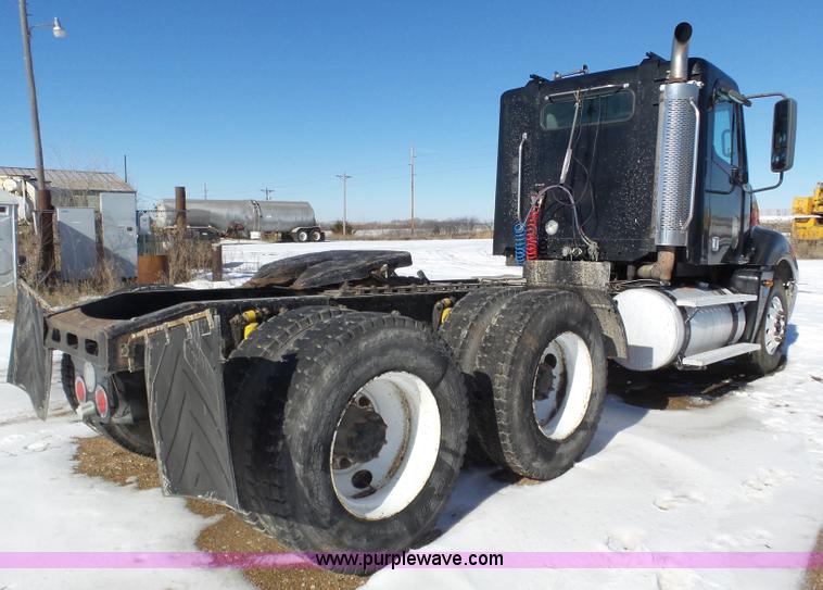 image for item J8804 2005 Freightliner Columbia semi truck