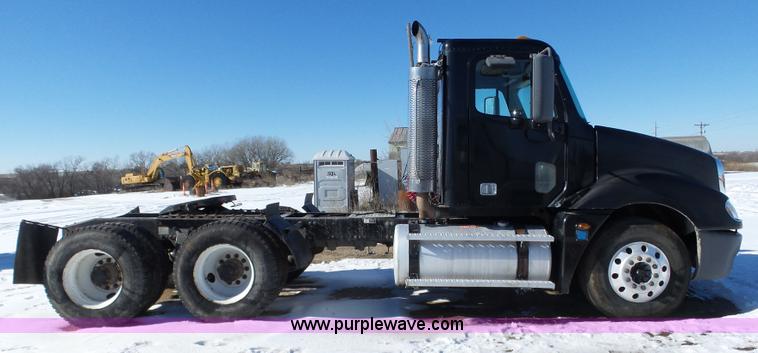 image for item J8804 2005 Freightliner Columbia semi truck