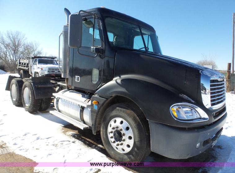 image for item J8804 2005 Freightliner Columbia semi truck