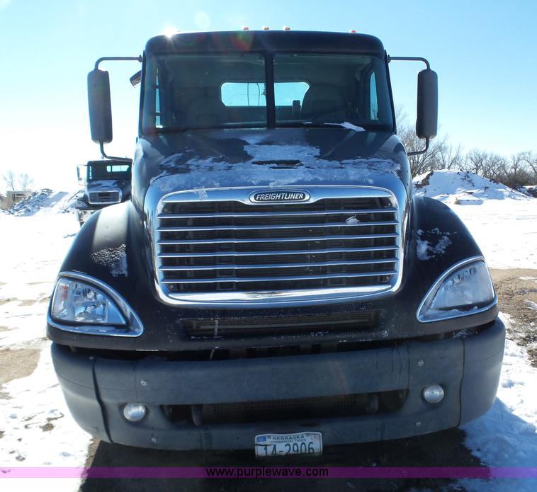 image for item J8804 2005 Freightliner Columbia semi truck