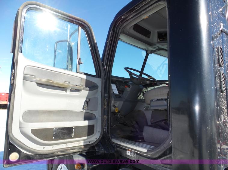 image for item J8804 2005 Freightliner Columbia semi truck