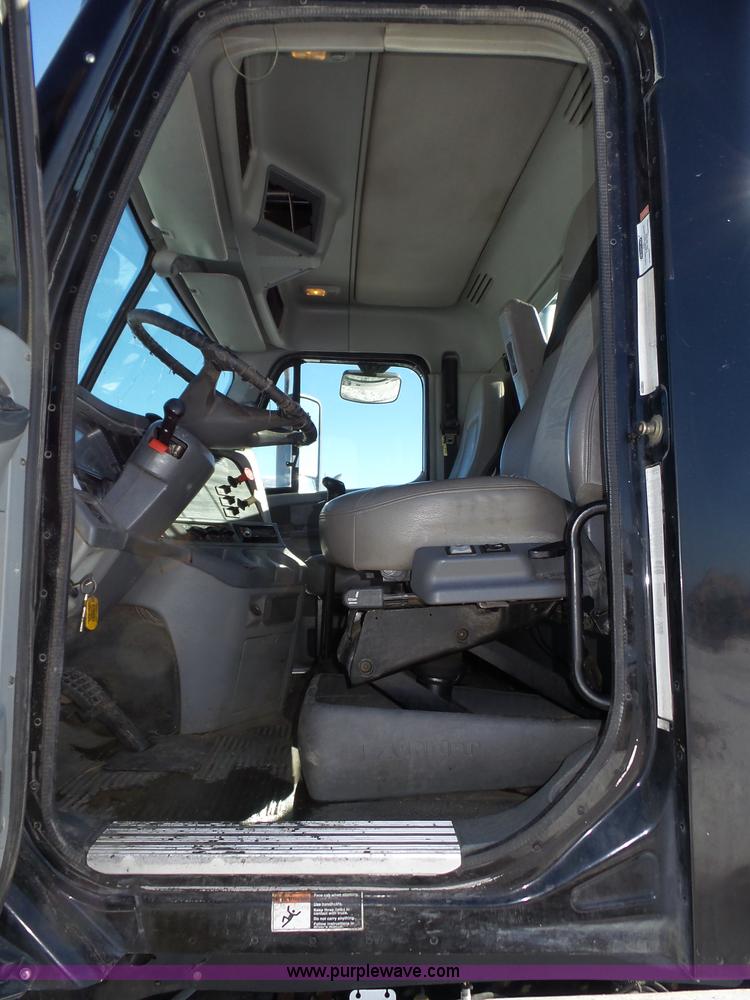 image for item J8804 2005 Freightliner Columbia semi truck