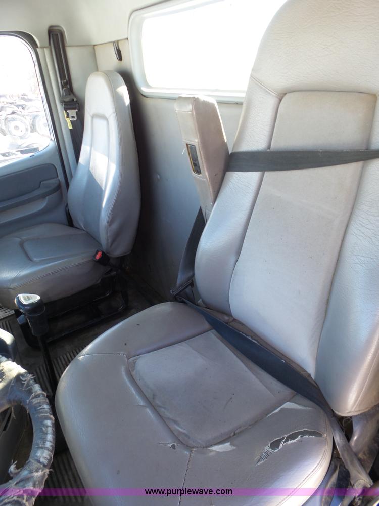 image for item J8804 2005 Freightliner Columbia semi truck