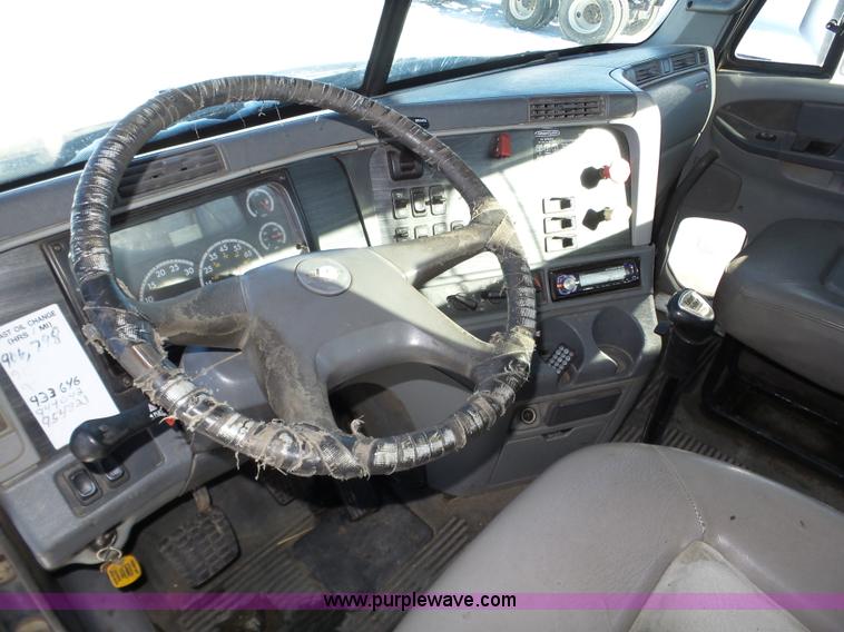 image for item J8804 2005 Freightliner Columbia semi truck