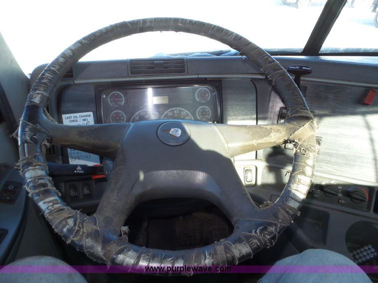 image for item J8804 2005 Freightliner Columbia semi truck