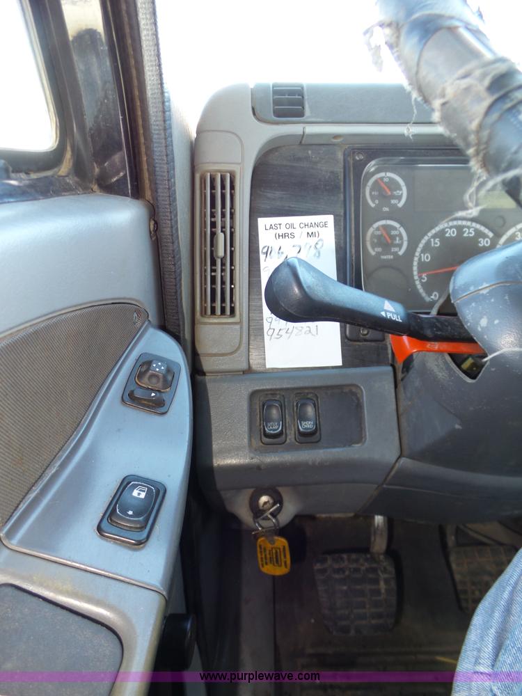 image for item J8804 2005 Freightliner Columbia semi truck