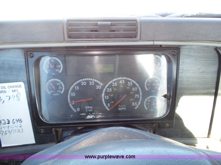 image for item J8804 2005 Freightliner Columbia semi truck