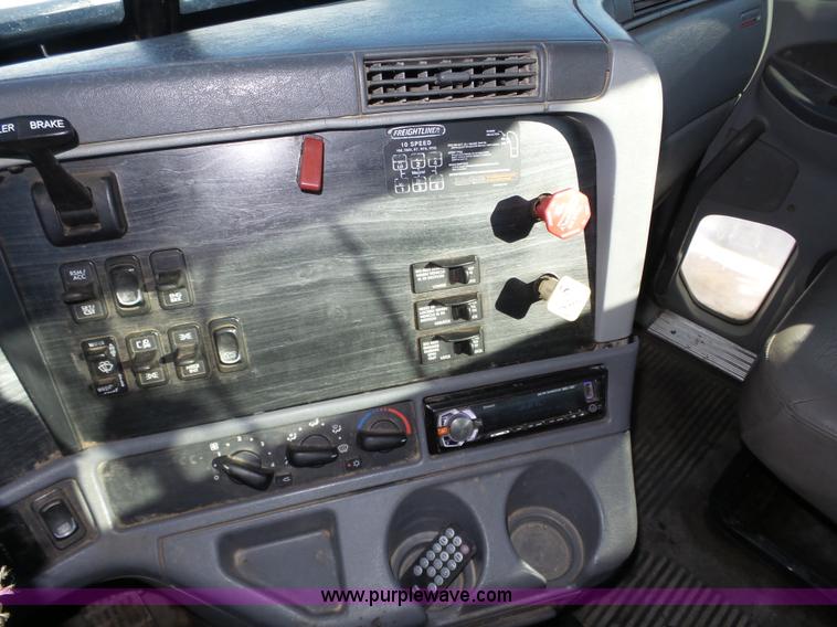 image for item J8804 2005 Freightliner Columbia semi truck