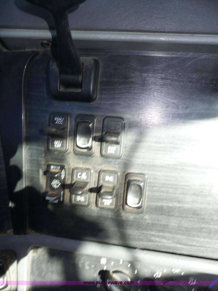 image for item J8804 2005 Freightliner Columbia semi truck