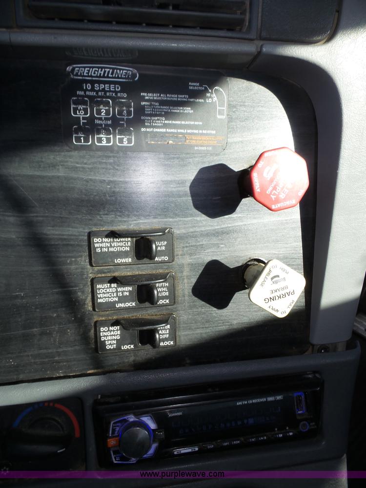 image for item J8804 2005 Freightliner Columbia semi truck