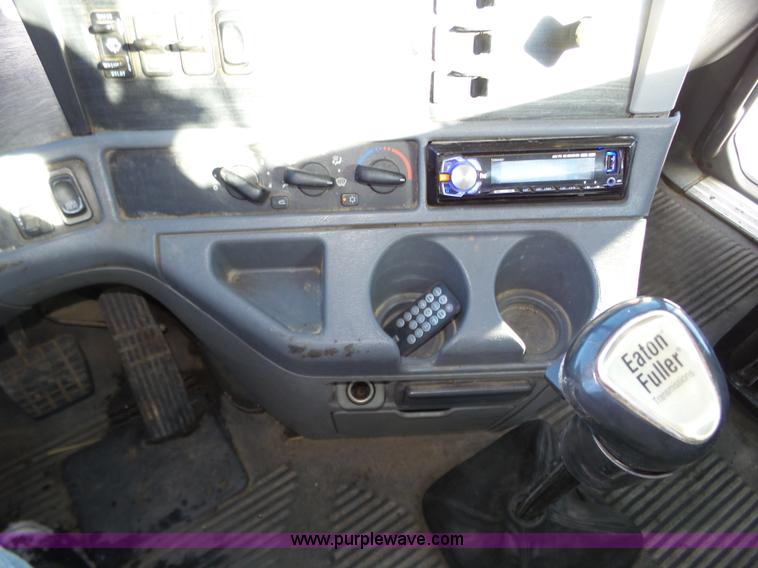 image for item J8804 2005 Freightliner Columbia semi truck