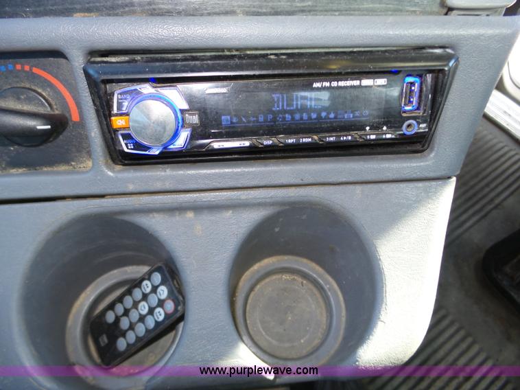 image for item J8804 2005 Freightliner Columbia semi truck