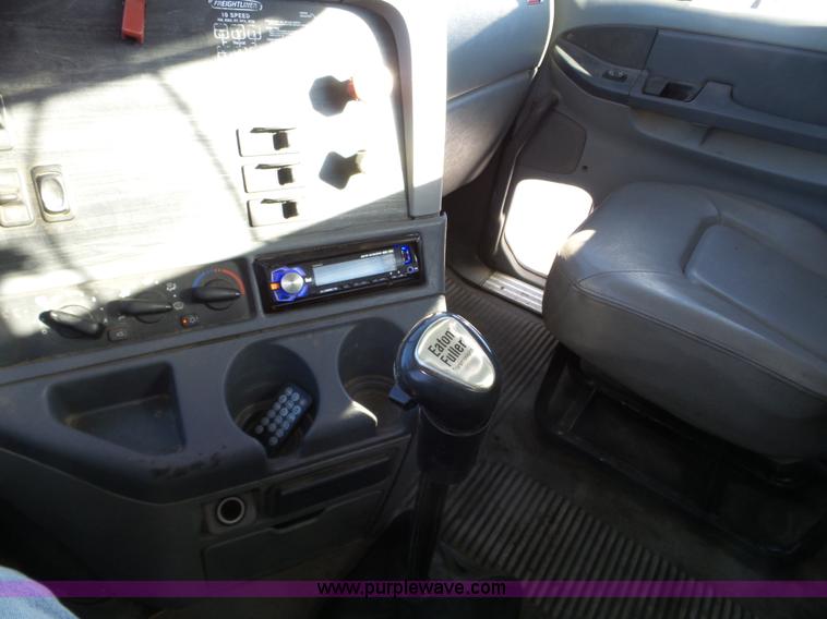 image for item J8804 2005 Freightliner Columbia semi truck