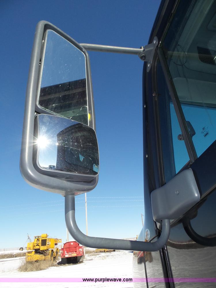 image for item J8804 2005 Freightliner Columbia semi truck