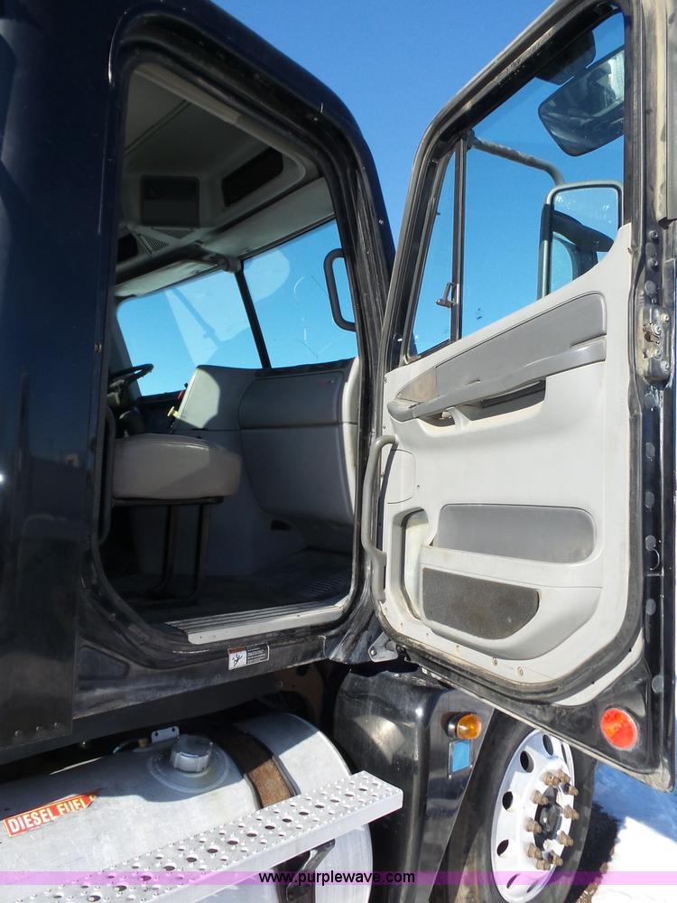 image for item J8804 2005 Freightliner Columbia semi truck