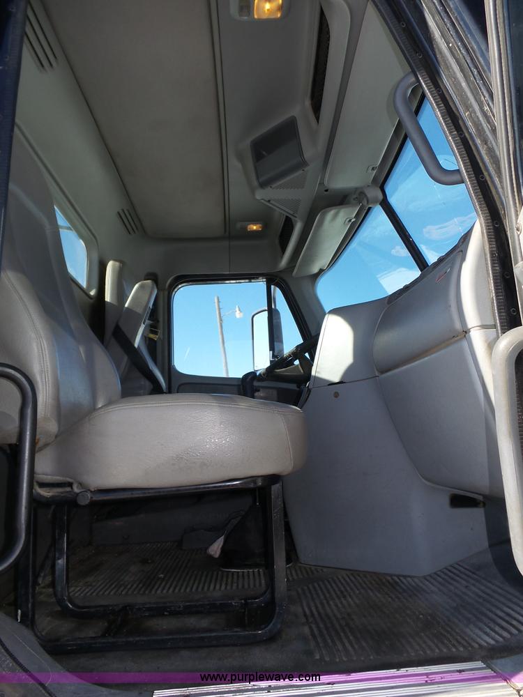 image for item J8804 2005 Freightliner Columbia semi truck