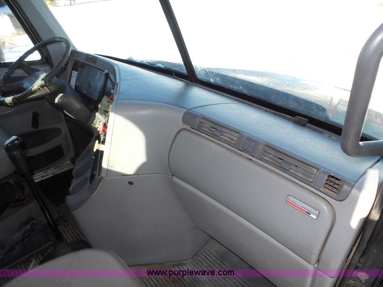 image for item J8804 2005 Freightliner Columbia semi truck