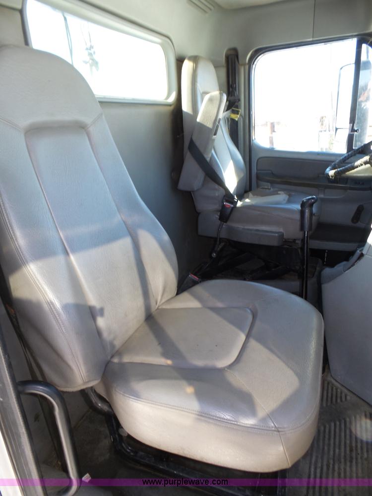 image for item J8804 2005 Freightliner Columbia semi truck