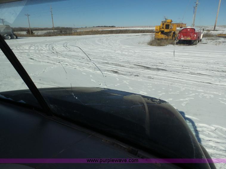 image for item J8804 2005 Freightliner Columbia semi truck