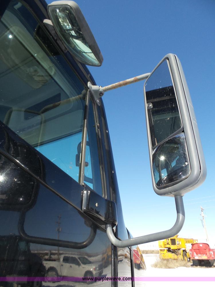 image for item J8804 2005 Freightliner Columbia semi truck