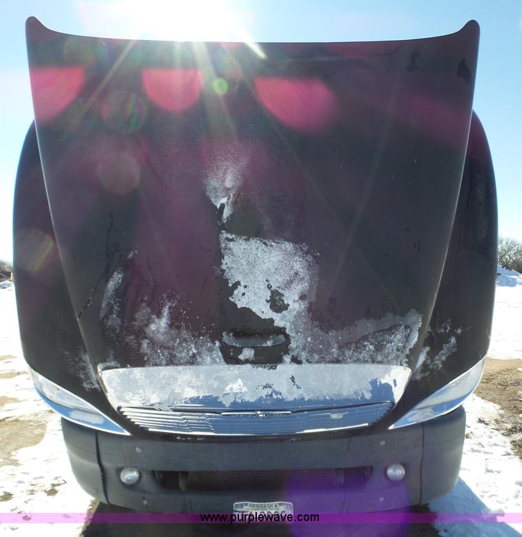 image for item J8804 2005 Freightliner Columbia semi truck