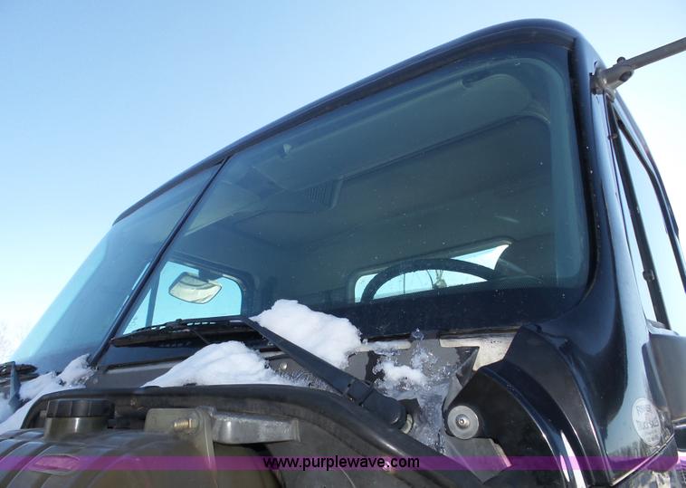 image for item J8804 2005 Freightliner Columbia semi truck