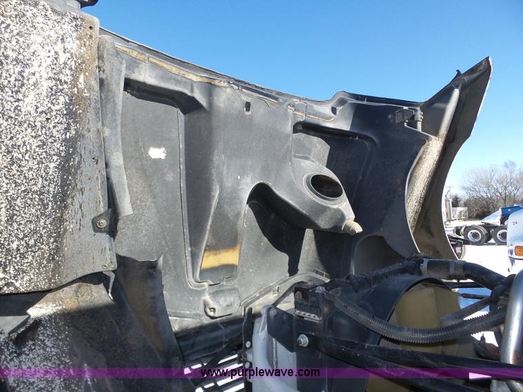 image for item J8804 2005 Freightliner Columbia semi truck