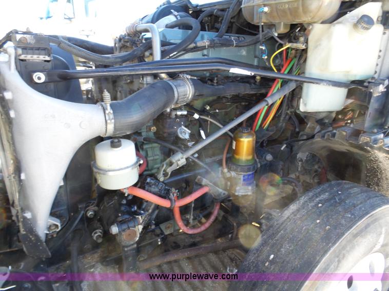 image for item J8804 2005 Freightliner Columbia semi truck