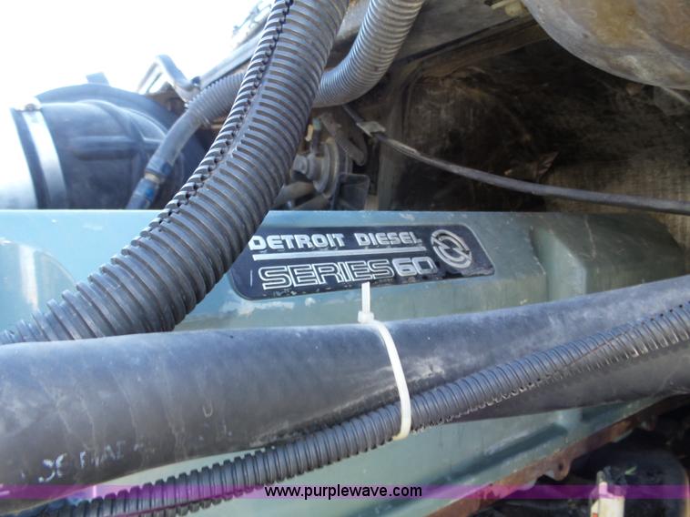 image for item J8804 2005 Freightliner Columbia semi truck