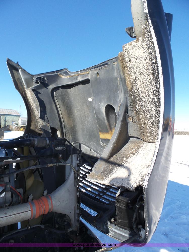 image for item J8804 2005 Freightliner Columbia semi truck