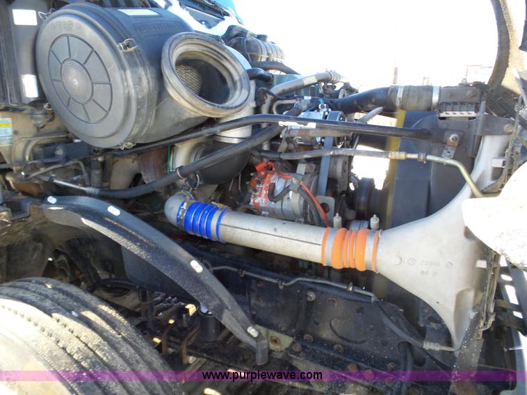 image for item J8804 2005 Freightliner Columbia semi truck