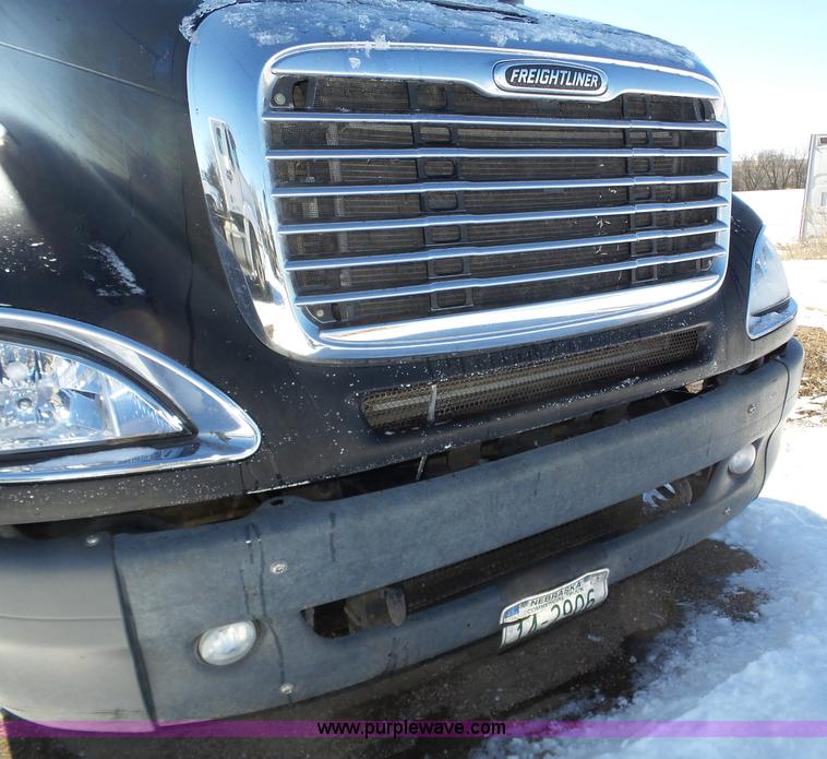 image for item J8804 2005 Freightliner Columbia semi truck