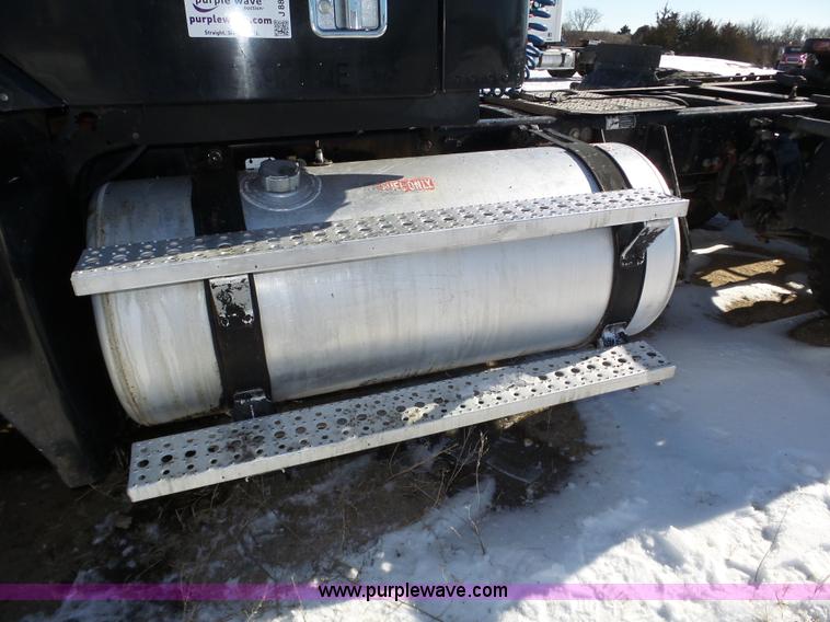 image for item J8804 2005 Freightliner Columbia semi truck