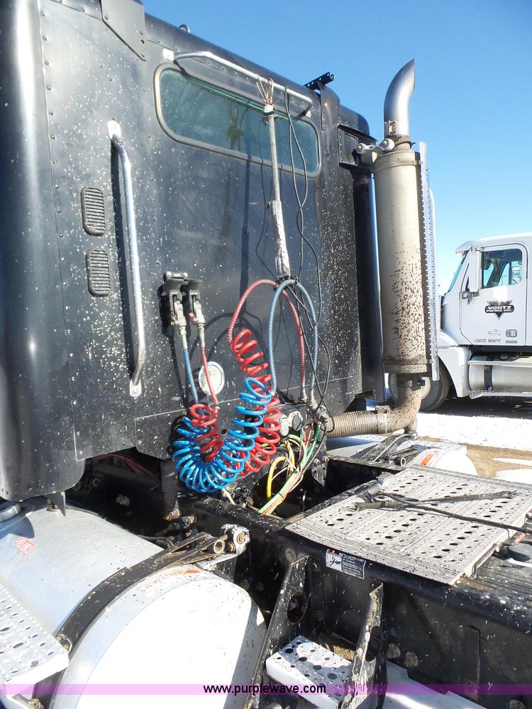 image for item J8804 2005 Freightliner Columbia semi truck