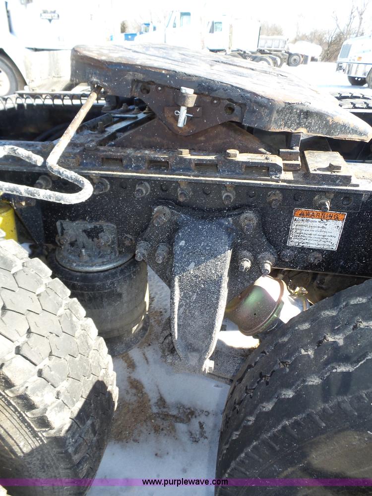 image for item J8804 2005 Freightliner Columbia semi truck